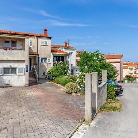 Nice Apartment In Pula With Kitchen Extérieur photo