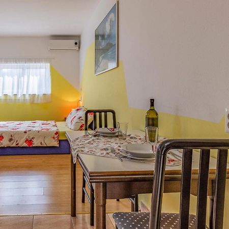 Nice Apartment In Pula With Kitchen Extérieur photo