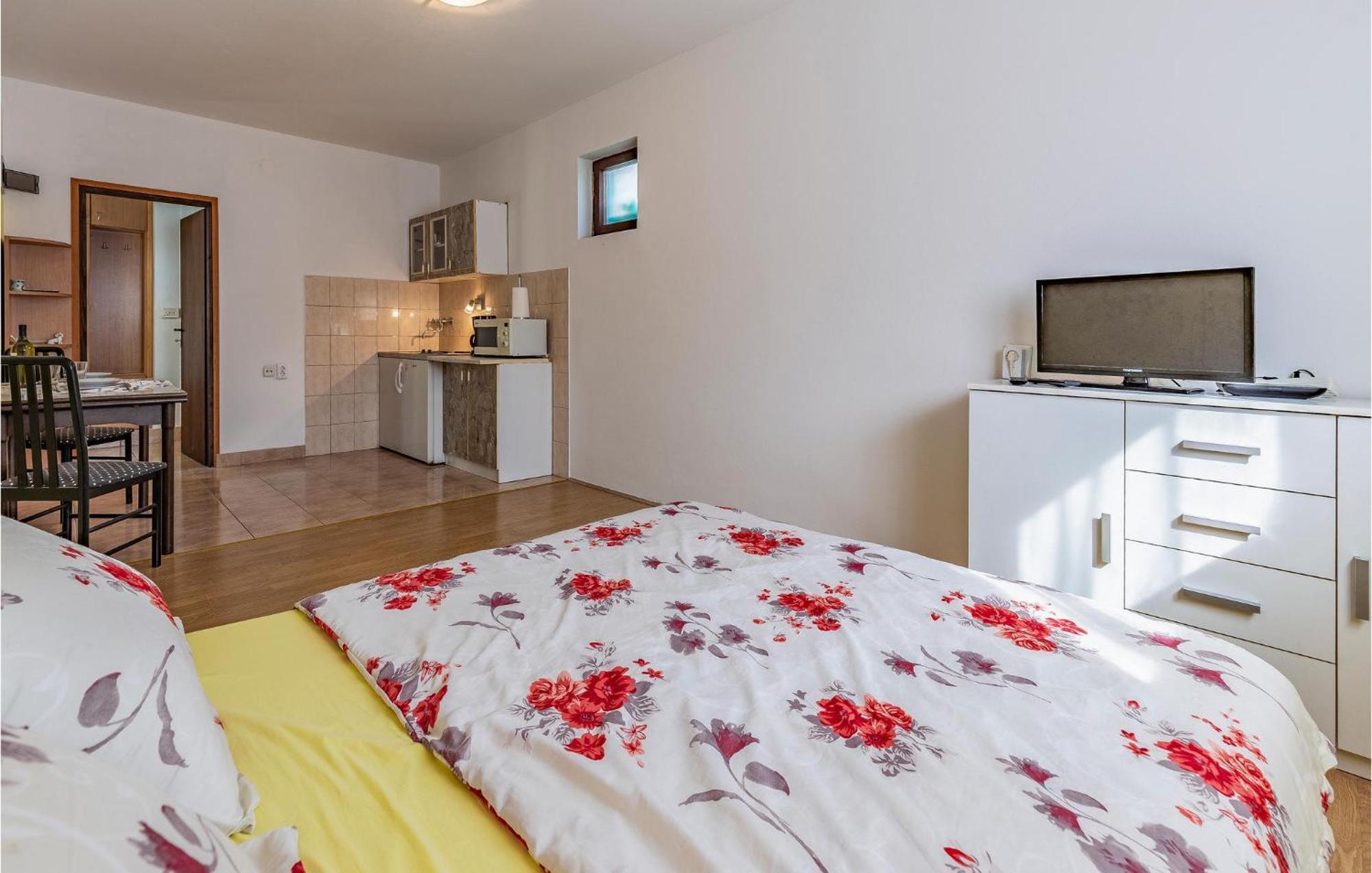 Nice Apartment In Pula With Kitchen Extérieur photo