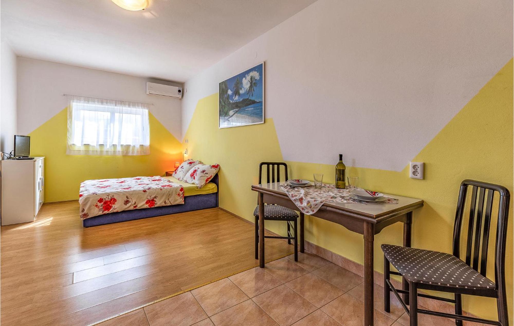 Nice Apartment In Pula With Kitchen Extérieur photo